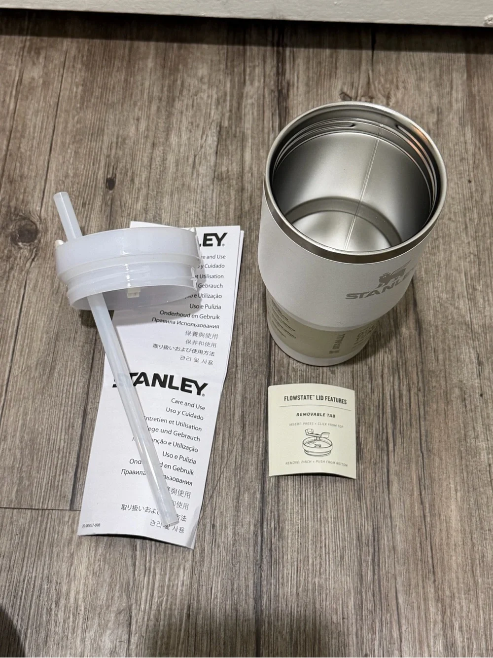 Stanley Quencher Tumbler in White 20 oz - Picture 6 of 8